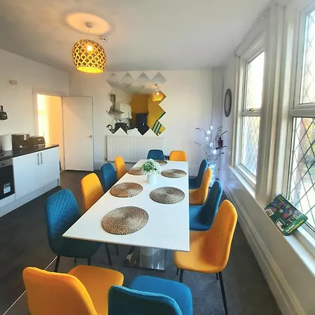 Holiday home In Woodhouse, Leeds,free 4 Car Parking,free Wifi