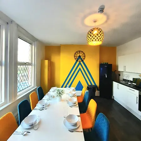 In Woodhouse, Leeds,free 4 Car Parking,free Wifi Holiday home